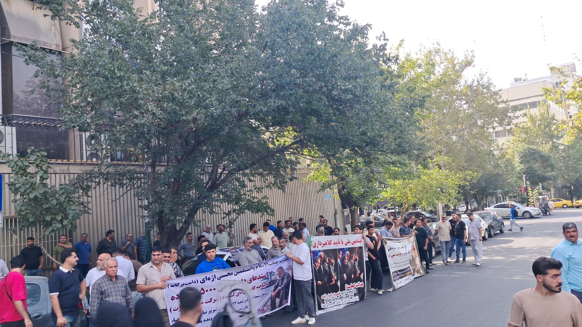 تجمع رانندگان مالباخته در مقابل مجتمع قضایی تهران