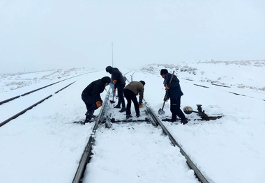 خدمت‌ رسانی شبانه‌ روزی کارکنان راه‌ آهن فارس در سرمای زمستان