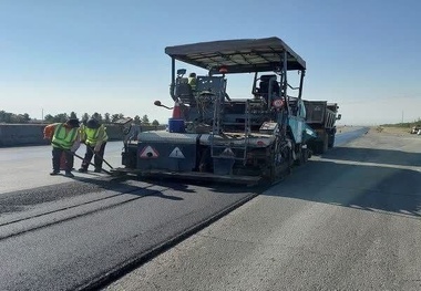 آغاز اجرای روکش آسفالت پلیمری در محور سرخه آرادان برای اولین بار