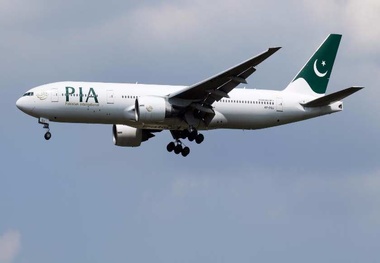 Pakistan International Airlines Boeing 777 Engine Shuts Down in Flight