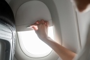 چرا پرده پنجره هواپیما هنگام تیک‌ آف و فرود باید بالا باشد؟ 