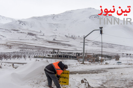 تلاش راهداران برای بازگشایی جاده‌ها در استان آذربایجان غربی