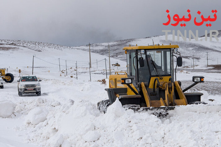 تلاش راهداران برای بازگشایی جاده‌ها در استان آذربایجان غربی