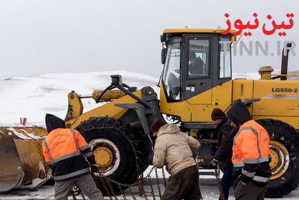 تلاش راهداران برای بازگشایی جاده‌ها در استان آذربایجان غربی