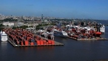 The container port of Buenos Aires in the mega-ship era