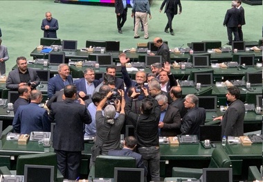 بازار داغ سلفی با رئیس جمهور منتخب در بهارستان