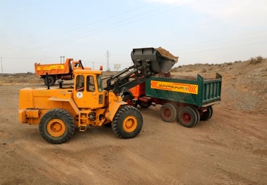انجام تسطیح، پاک‌سازی و رگلاژ شانه راه‌ها در محورهای شهرستان آبیک

