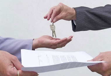 قوانین رگولاتوری و حقوق مستأجران (Regulation & Tenant Rights)