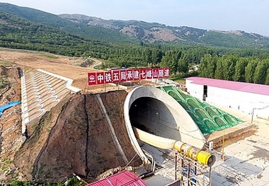 High speed line tunnel breakthrough in China

