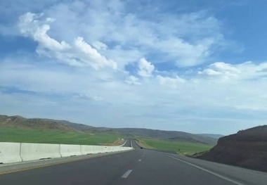 زیبایی آزادراه شیراز اصفهان در تابستان ۱۴۰۴؛ مناظری که شوق سفر را زنده می‌ کند (فیلم)
