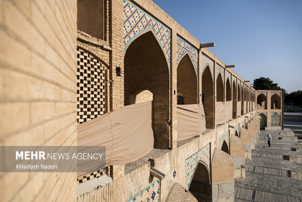نصب جان پناه پل خواجو 