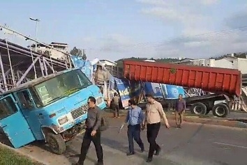 فیلم| سقوط پل عابر روی مینیبوس