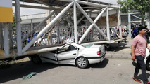 سقوط پل عابر پیاده در خیابان امیرکبیر تهران
