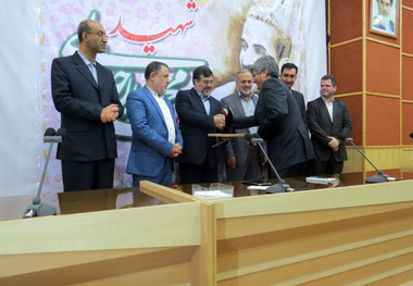 تجلیل استاندار از مدیرکل اقتصادی ودارائی استان قزوین 