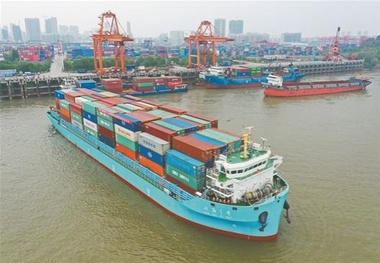 China upgrades container ships on Yangtze River