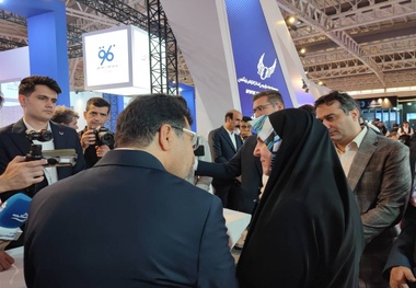 بازدید مشاور اقتصادی رییس جمهور از غرفه صندوق پس انداز کارکنان راه آهن در ششمین نمایشگاه حمل و نقل
