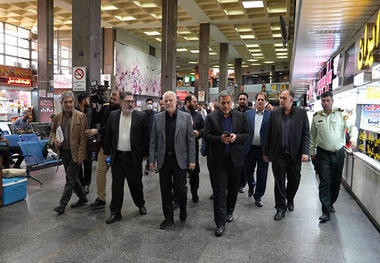بازدید معاون حمل و نقل وزیر راه و شهرسازی از نحوه خدمات رسانی به زوار اربعین در پایانه غرب تهران 