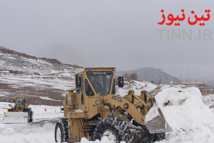 تلاش راهداران برای بازگشایی جاده‌ها در استان آذربایجان غربی