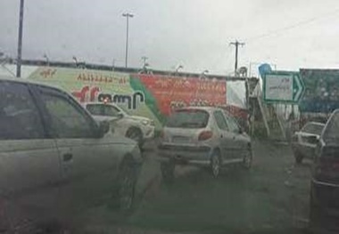 قطعات پل عابر پیاده رشت - انزلی از بستر خیابان جمع‌آوری شد