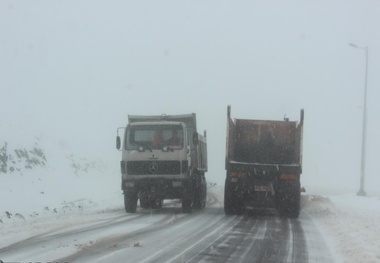جاده‌های استان همدان برفروبی و نمک‌پاشی شدند