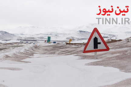 تلاش راهداران برای بازگشایی جاده‌ها در استان آذربایجان غربی