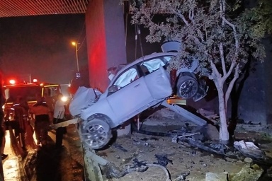 مرگ بامدادی در همت؛ BMW پس از برخورد با گاردریل، درخت و پایه پل متلاشی شد+ویدیو