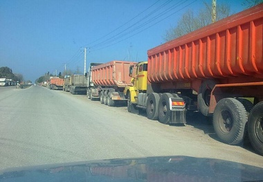 روستای یک توت در چنبره کامیون‌ها