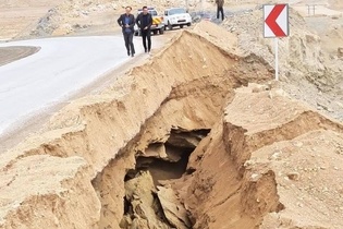علت رانش زمین در محور فرخشهر - دزک استان چهارمحال وبختیاری چهارخطه کردن این جاده است!