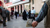 صرافی‌ها دلار نمی‌فروشند/رونق معاملات فردایی روبروی پاساژ افشار