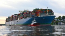 MOL containership makes fast in Hamburg