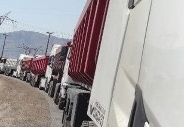 صف کیلومتری رانندگان و کامیونداران در گرمای طاقت فرسای هرمزگان+ عکس