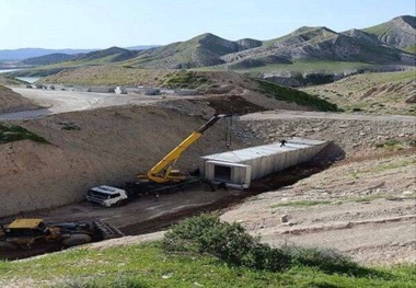 اتمام عملیات احداث پل در محور سومار توسط راهداران گیلانغرب‌