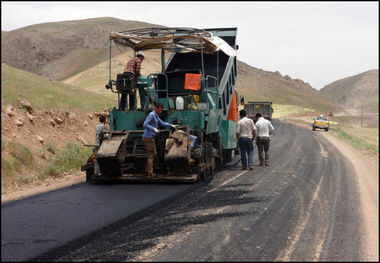 آغاز آسفالت راه روستایی در شهرستان سنندج