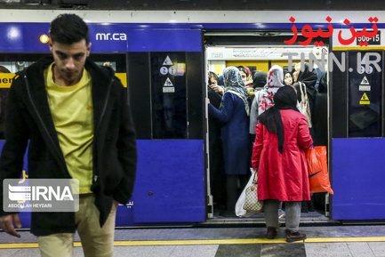 مترو تهران در یک روز برفی