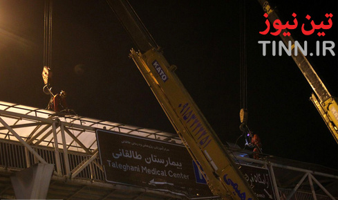 برخورد کامیون با پل عابرپیاده در مشهد