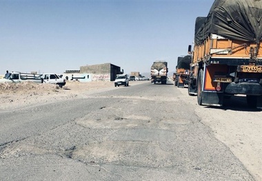 اجبار رانندگان کامیون به تردد زیگزاگی در اتوبان زنجان به دلیل آسفالت خراب