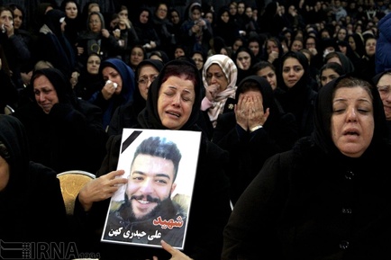 گزارش تصویری/  وداع با جانباختگان حادثه نفتکش ایرانی در بندر انزلی