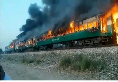 آتش سوزی گسترده قطار مسافربری پاکستان با ۶۵ کشته 