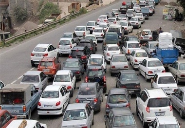 ترافیک سنگین در محورهای شمالی کشور/ انسداد محور قدیم بستان آباد ـ میانه