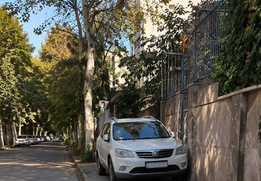 درخواست شهروند تهرانی با یک یادداشت؛ لطفا پیاده رو را اشغال نکنید