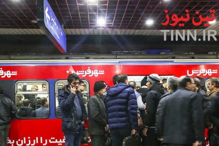 مترو تهران در یک روز برفی