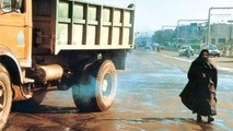 پای لنگ برخورد با کامیون‌های دودزا در روزهای آلوده 