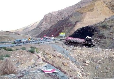 باز هم تصادف/ گردنه حاجی آباد همچنان قربانی می گیرد