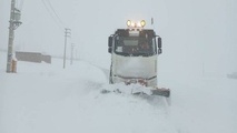 بارش برف در جاده های کوهستانی گیلان؛ راهداری آماده باش شد