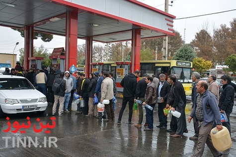 صف طولانی خودروها در «جایگاه‌های بنزین»