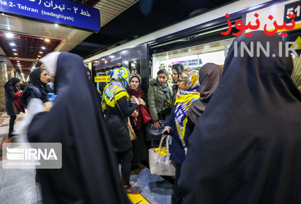 مترو تهران در یک روز برفی