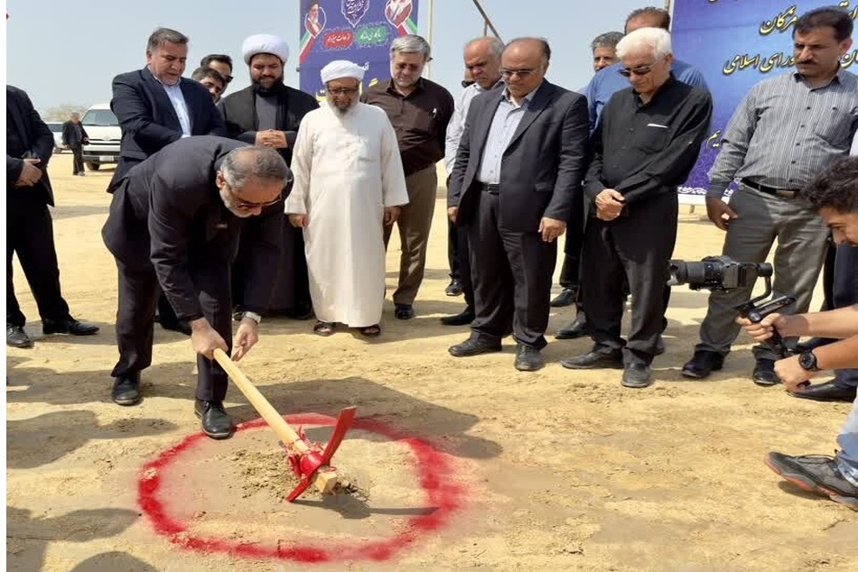کلنگ عملیات اجرایی بزرگراه بعثت در قشم زمین زده شد