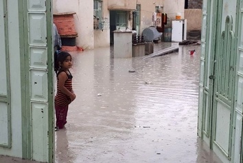 زنجیره انسانی مردم سیستان و بلوچستان برای کمک به سیلزدگان را ببینید