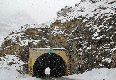 بارش برف و باران در محورهای 6 استان/ ترافیک در آزادراه تهران-کرج