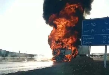 حضور خودروی آتشنشانی پس از سوختن کامیون